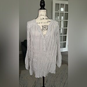Jane and Delancy white and gray striped XL top ￼
